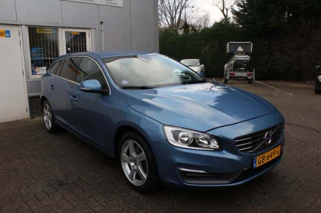 Volvo V60 (2015) thumbnail 3