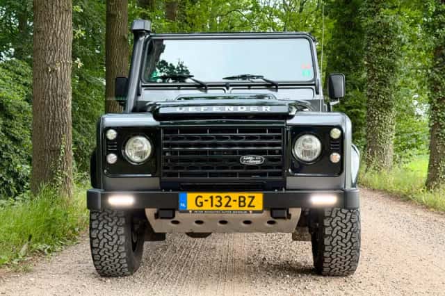 Land Rover Defender (2016) thumbnail 1