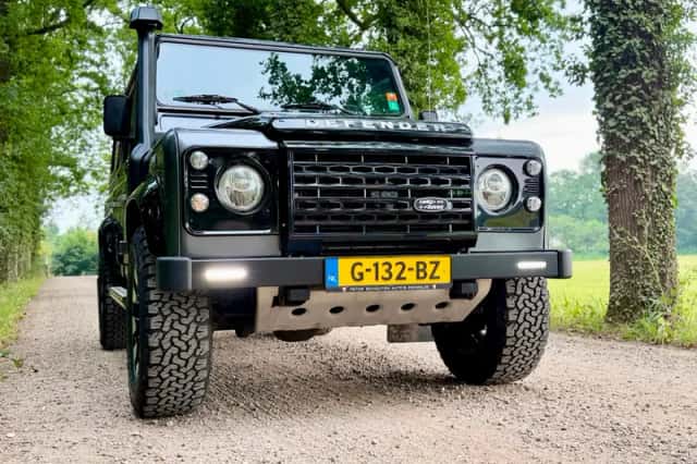 Land Rover Defender (2016) thumbnail 2