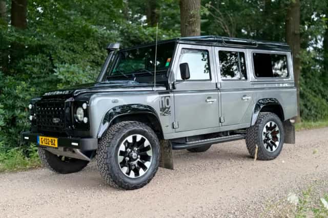 Land Rover Defender (2016) thumbnail 3