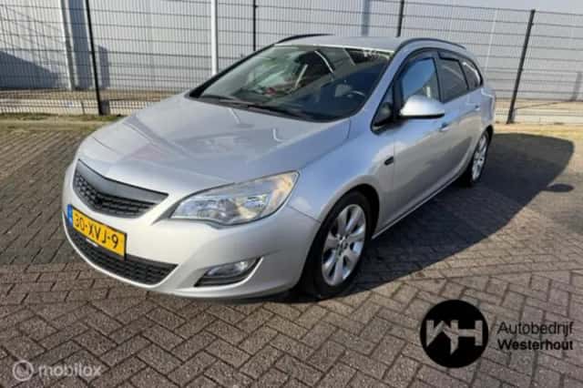 Opel Astra (2012) thumbnail 2