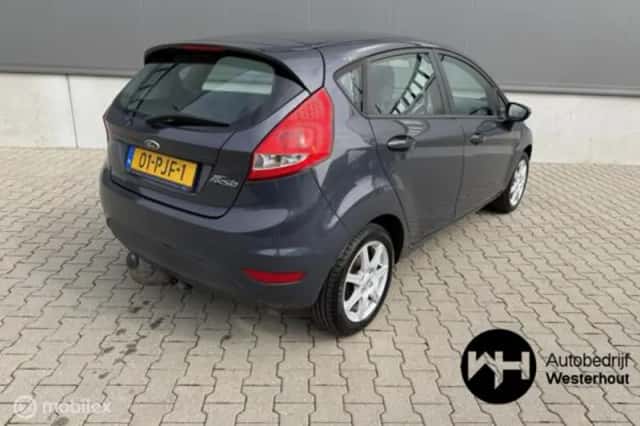 Ford Fiesta (2011) thumbnail 3