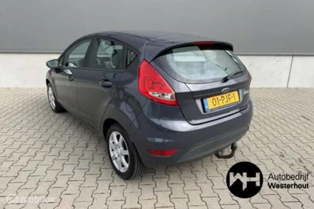 Ford Fiesta (2011) thumbnail 4