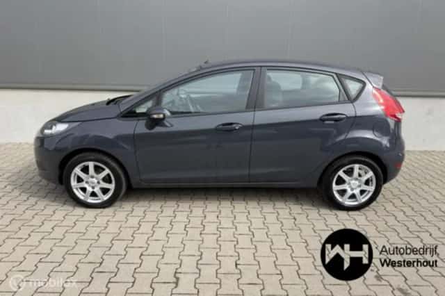 Ford Fiesta (2011) thumbnail 5