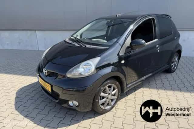 Toyota Aygo (2011) thumbnail 2