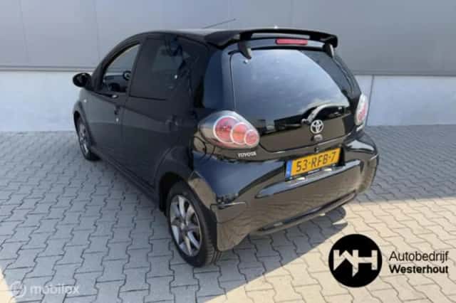 Toyota Aygo (2011) thumbnail 4