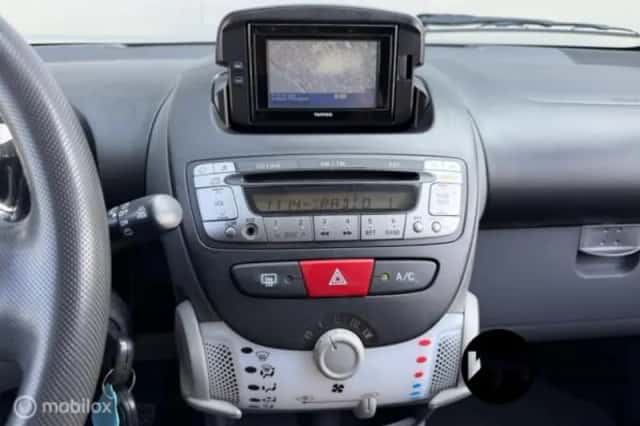 Toyota Aygo (2011) thumbnail 5