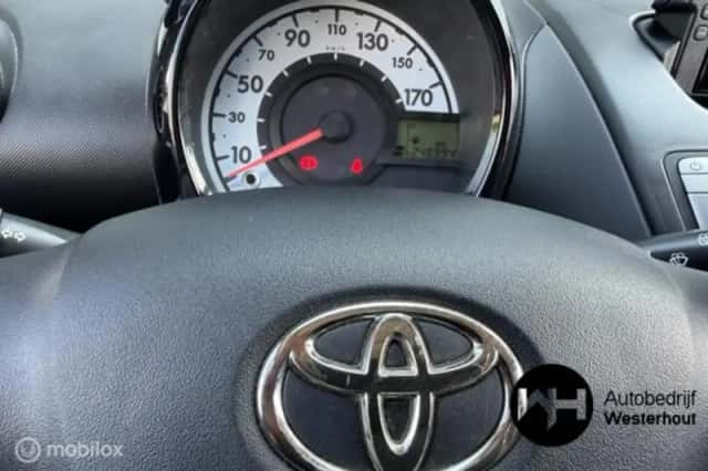 Toyota Aygo (2011) thumbnail 6