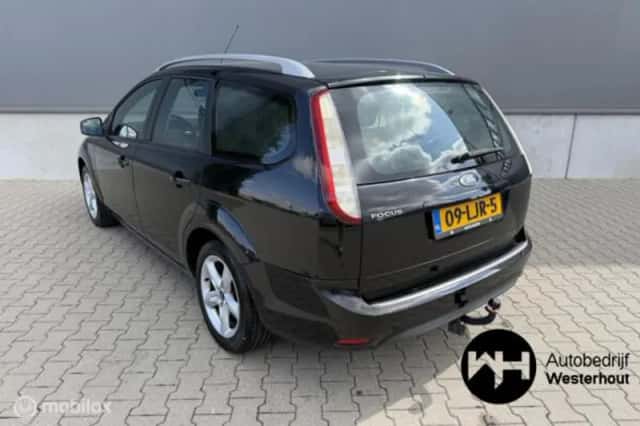 Ford Focus (2010) thumbnail 3