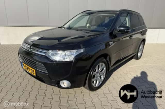 Mitsubishi Outlander (2014) thumbnail 2