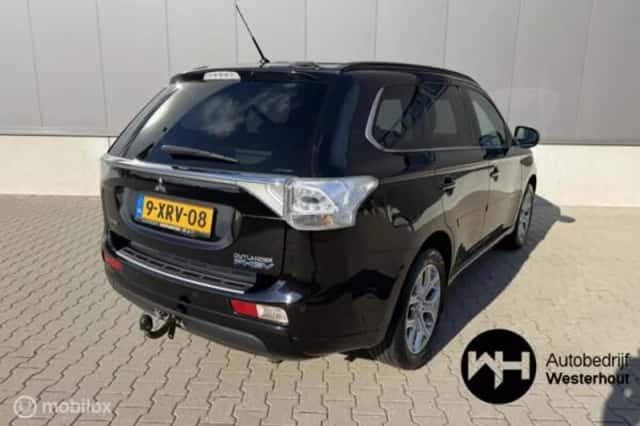 Mitsubishi Outlander (2014) thumbnail 3