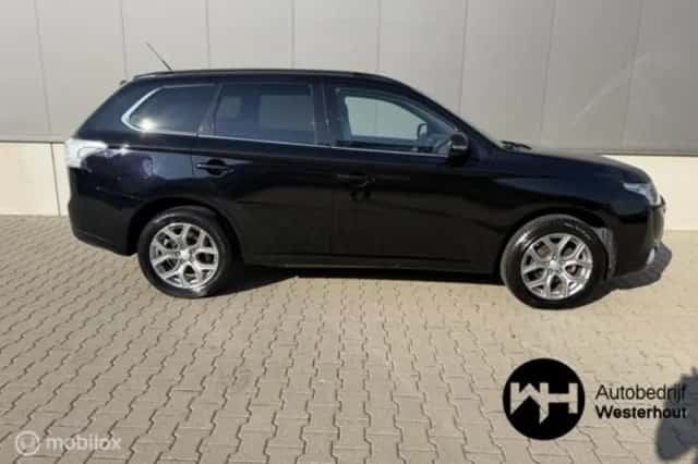 Mitsubishi Outlander (2014) thumbnail 6