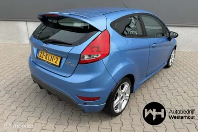 Ford Fiesta (2010) thumbnail 4