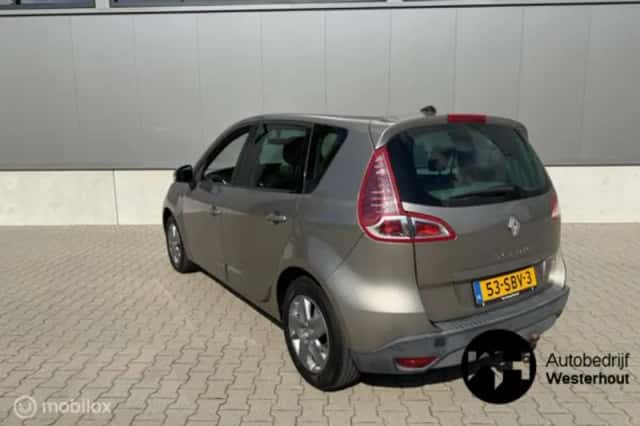 Renault Scénic (2011) thumbnail 4
