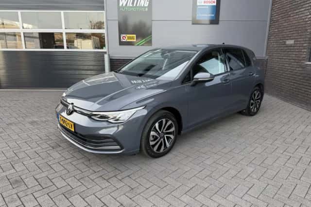 Volkswagen Golf (2022) thumbnail 2