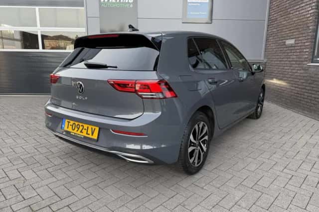 Volkswagen Golf (2022) thumbnail 3