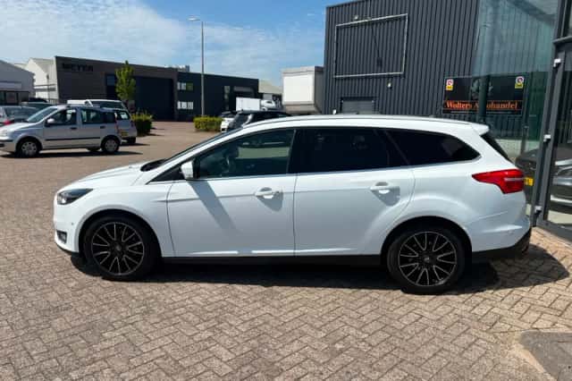 Ford Focus (2017) thumbnail 2
