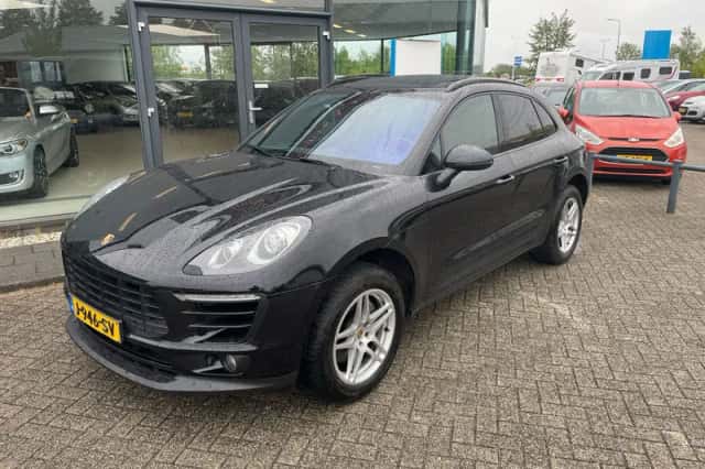 Porsche Macan (2018) thumbnail 2