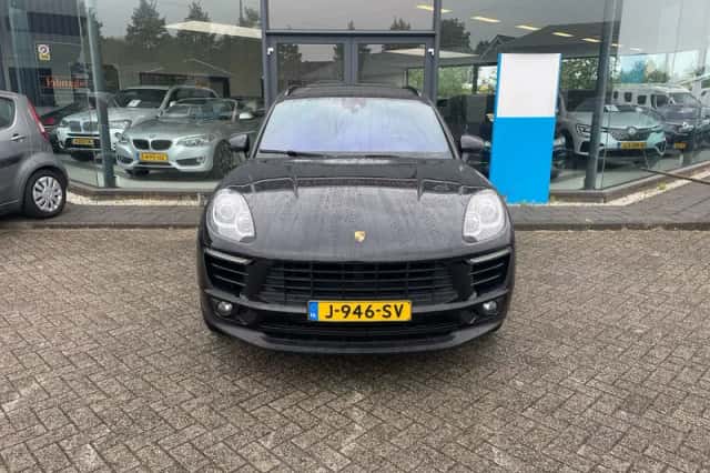 Porsche Macan (2018) thumbnail 3