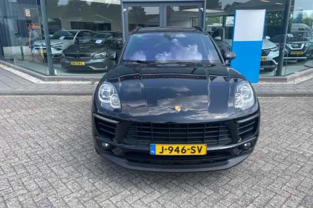 Porsche Macan (2018) thumbnail 3