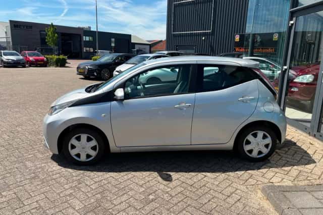 Toyota Aygo (2016) thumbnail 2
