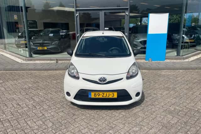Toyota Aygo (2012) thumbnail 3