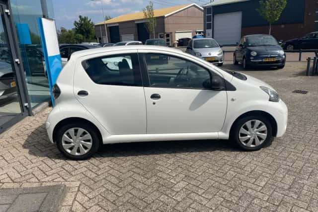 Toyota Aygo (2012) thumbnail 5