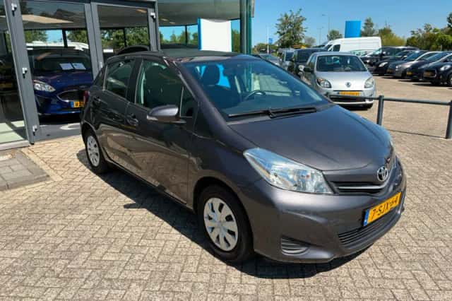 Toyota Yaris (2013) thumbnail 4