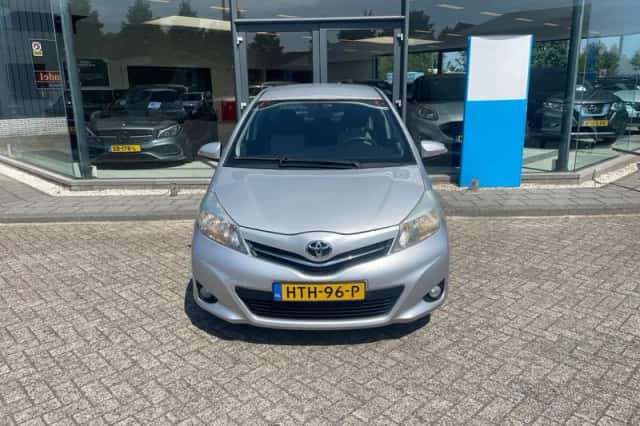 Toyota Yaris (2012) thumbnail 3