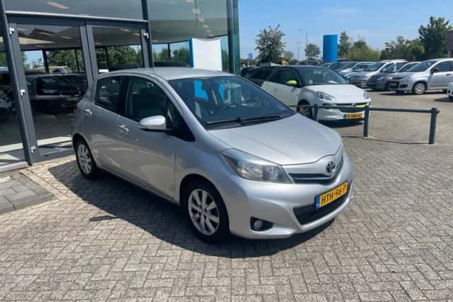 Toyota Yaris (2012) thumbnail 4