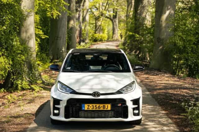 Toyota Yaris (2022) thumbnail 2