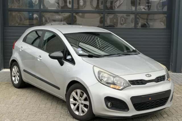 Kia Rio (2013) thumbnail 3