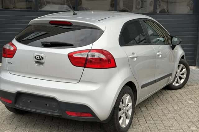 Kia Rio (2013) thumbnail 4