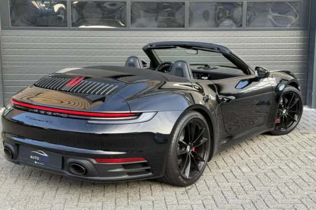 Porsche 911 (2022) thumbnail 4