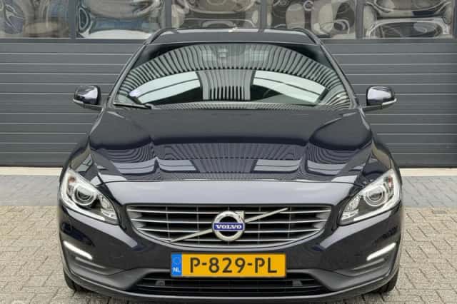 Volvo V60 (2015) thumbnail 2