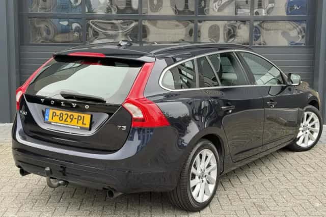 Volvo V60 (2015) thumbnail 4