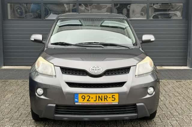 Toyota Urban (2009) thumbnail 2