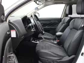 Mitsubishi Outlander (2021) thumbnail 9