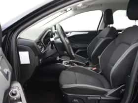 Ford Focus (2022) thumbnail 6