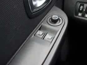 Renault Clio (2015) thumbnail 24
