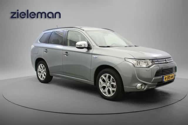 Mitsubishi Outlander (2013) thumbnail 1