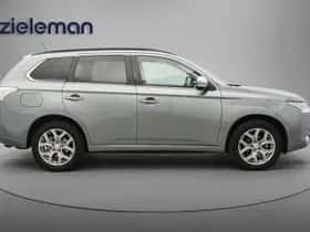 Mitsubishi Outlander (2013) thumbnail 17