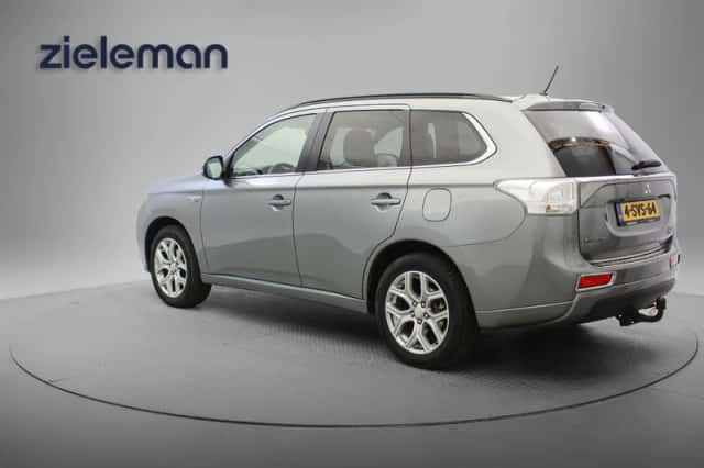 Mitsubishi Outlander (2013) thumbnail 3