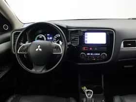 Mitsubishi Outlander (2013) thumbnail 4