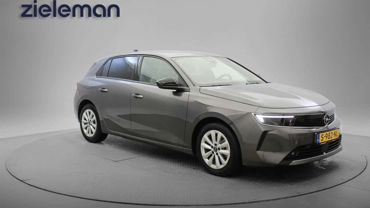 Opel Astra (2023) — foto 1