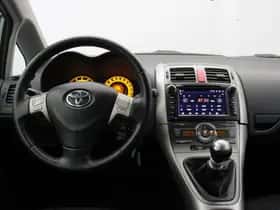 Toyota Auris (2009) thumbnail 3
