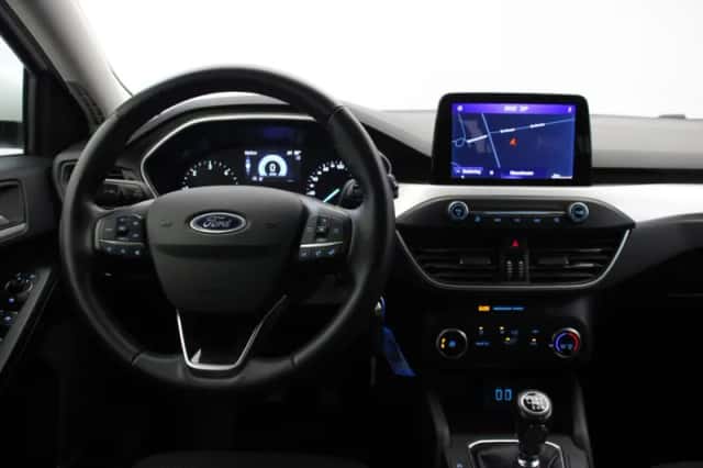 Ford Focus (2022) thumbnail 3