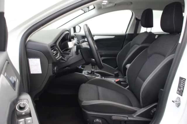 Ford Focus (2022) thumbnail 6