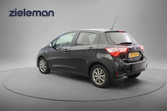 Toyota Yaris (2019) thumbnail 2