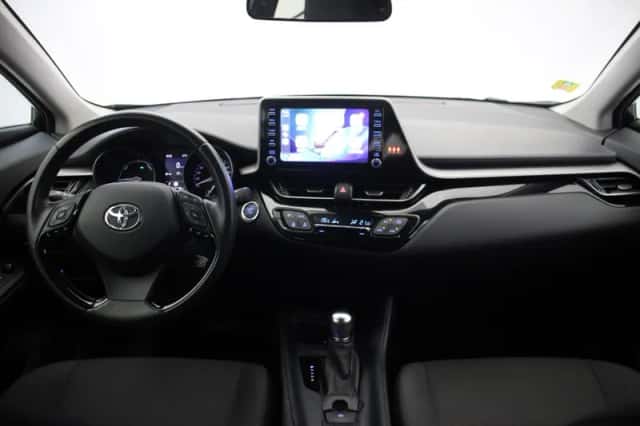 Toyota C-HR (2023) thumbnail 2